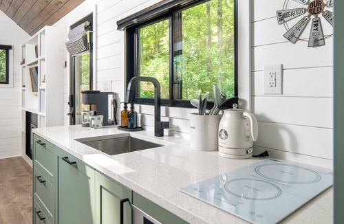 Deep Gap Apartment | Luxury Tiny Home in Deep Gap with Hot Tub and Fireplace