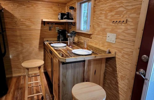 Suches Cabin | Luxury Tiny Home with Hot Tub in Suches - Perfect for Intimate Getaways in Georgia