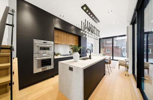 Little Portugal House | Luxury Toronto Home with Rooftop Terrace & Parking