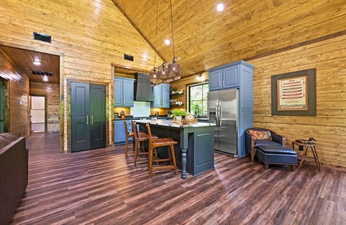 Broken Bow Cabin | Luxury Two-Cabin Retreat w/Pools for Large Groups