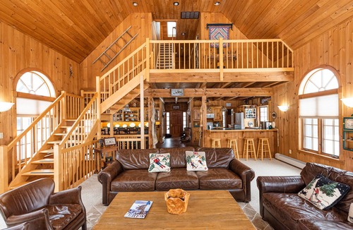 West Townshend House | Luxury Two-Home Vermont Retreat Near Ski Resorts – Pool, Hot Tub & Sauna