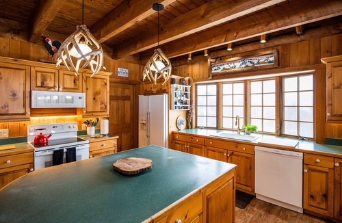 West Townshend House | Luxury Two-Home Vermont Retreat Near Ski Resorts – Pool, Hot Tub & Sauna