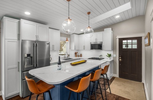 Excelsior House | Luxury Urban Getaway - Walk to the lake & downtown Excelsior
