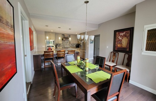 Varsity House | Luxury Varsity Home 2 Masters, Near UofC and Parks