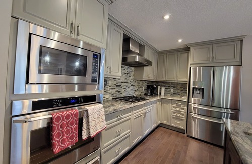 Varsity House | Luxury Varsity Home 2 Masters, Near UofC and Parks