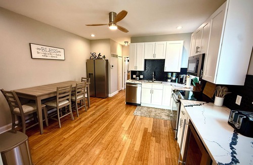 The Gate House | Luxury & Views That Sleeps 11 - In The Heart of all things St Louis