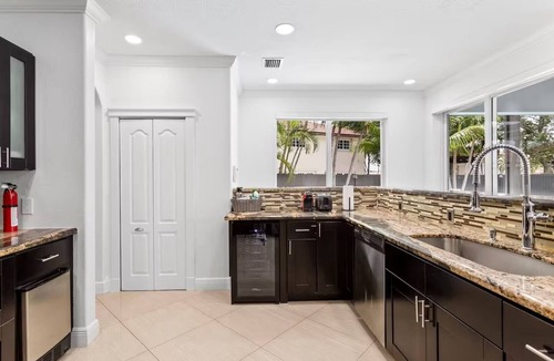 Ludlam Villa | Luxury Villa 5BD/5BA Pool Jacuzzi Near Airport & Miami Perfect World Cup 2026
