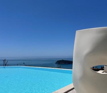 Cucco-Riviere Villa | Luxury villa Blue&Blanc piscina a sfioro isola