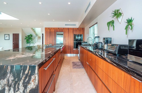 Ciudad Colon Villa | Luxury Villa Casa Om Infinity Pool Fast Wi-Fi Sunset Views Secure!