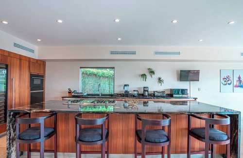 Ciudad Colon Villa | Luxury Villa Casa Om Infinity Pool Fast Wi-Fi Sunset Views Secure!