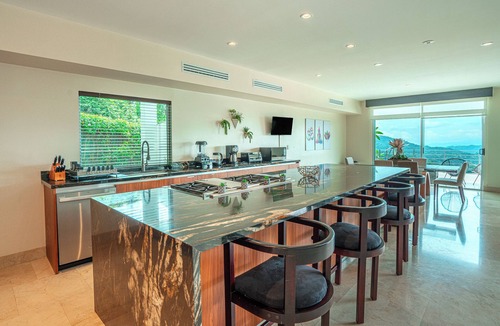 Ciudad Colon Villa | Luxury Villa Casa Om Infinity Pool Fast Wi-Fi Sunset Views Secure!