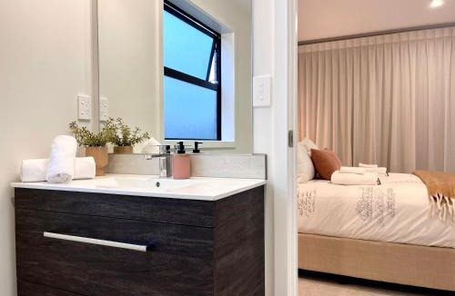 Te Rapa Villa | Luxury Villa, Central, Golf and Cafés - By KOSH BNB
