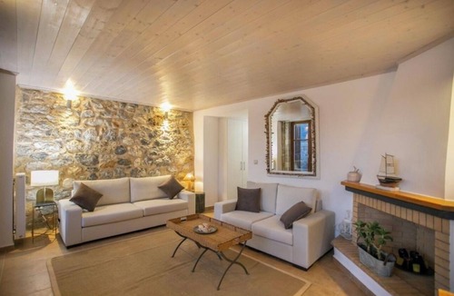 Neon Oitylo House | Luxury villa in front of the sea for 8 people