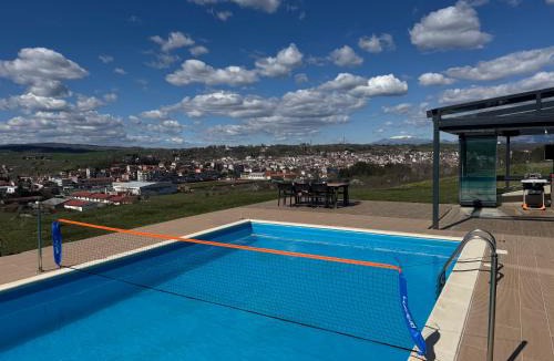 Grevena Villa | Luxury Villa Rafaela Οικογενειακή βίλα με ιδιωτική πισίνα, BBQ κ παιχνίδια Ιδανική για οικογένειες με παιδια