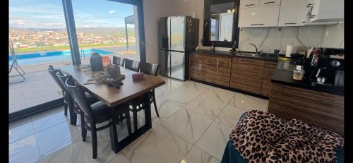 Grevena Villa | Luxury Villa Rafaela Οικογενειακή βίλα με ιδιωτική πισίνα, BBQ κ παιχνίδια Ιδανική για οικογένειες με παιδια