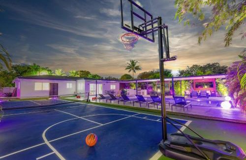 Golden Glades House | Luxury Villa Solara w Heated Pool Hot Tub BBQ
