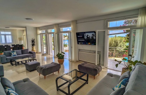 Amilcar Villa | Luxury Villa with central frontview on Historical Carthage Punic Ports
