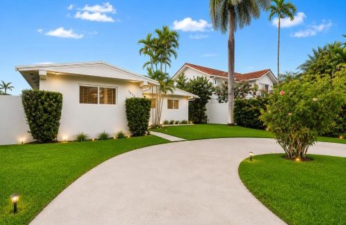 South Lake Villa | Luxury Villa with Heated Pool close to Beach