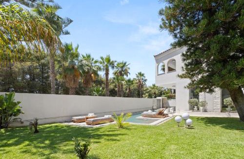 Kavouri Villa | Luxury Villa with Pool, BBQ & Garden in Vouliagmeni