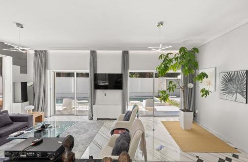 Kavouri Villa | Luxury Villa with Pool, BBQ & Garden in Vouliagmeni