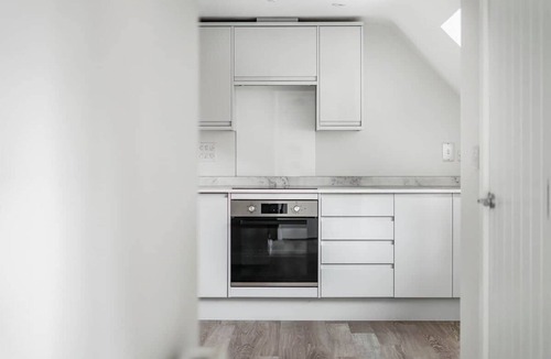 Wallingford Apartment | Luxury Wallingford Apartment | Parking | Workspace