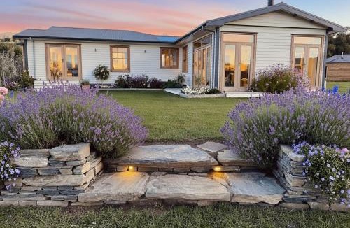 Luggate Villa | Luxury Wanaka villa, hot tub & mountain views