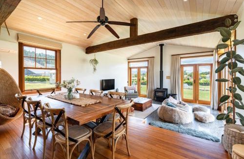 Luggate Villa | Luxury Wanaka villa, hot tub & mountain views