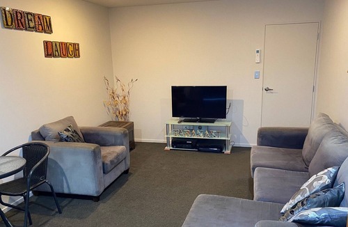 Hamilton Bed & Breakfast | Luxury warm and sunny one bedroom unit in handy location, sleeps two.