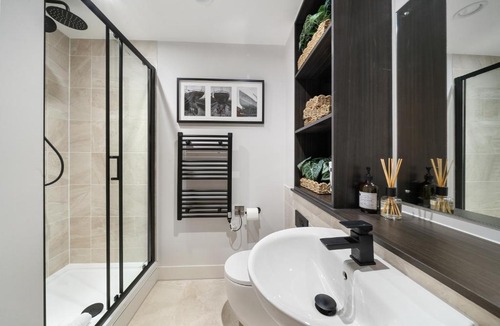 Vauxhall Apartment | Luxury Waterfront Apartment - Liverpool City Centre - Sleeps 4