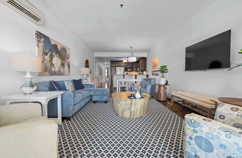 Queens Square Condo | Luxury Waterfront Marina Condo in Downtown