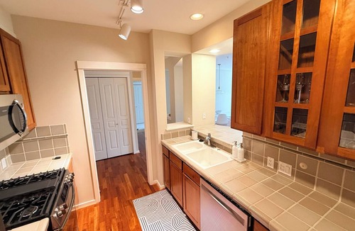 Downtown Seattle Condo | Luxury Waterfront Condo- across from Pier 62 MAJOR INTERNATIONAL SPORTING EVENT Fan Zone, Views, AC, Parking