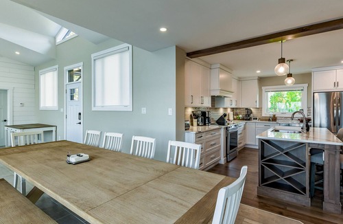 Selwyn Cottage | Luxury Waterfront Cottage (5,000 sqft w/Hot Tub)nn