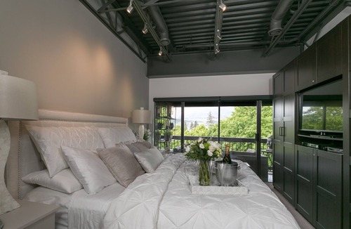 Kelowna Central Business District Hotel | Luxury Waterfront - Downtown Kelowna!