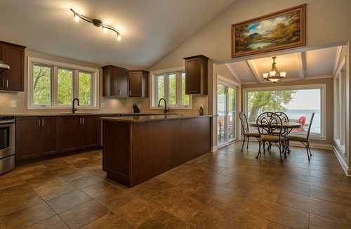Keswick House | Luxury Waterfront Escape Near Toronto | Hot Tub, Sandy Beach & Amazing Views