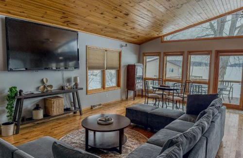 Hammond House | Luxury Waterfront Retreat on Black Lake