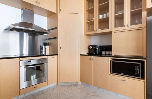 Launceston CBD Apartment | Luxury Waterfront Stay!