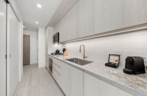 West Loop Hotel | Luxury West Loop Rentals: Modern Suites w/City Views & Resort Amenities