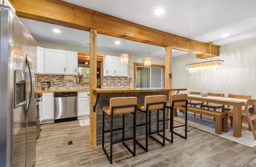 Jefferson House | Luxury White Mountain Home: Under 5 mins from Santa's Village, Golfing, Hiking