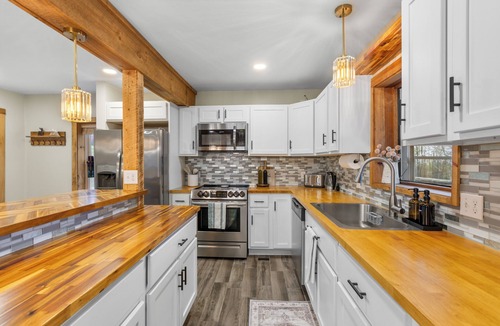 Jefferson House | Luxury White Mountain Home: Under 5 mins from Santa's Village, Golfing, Hiking