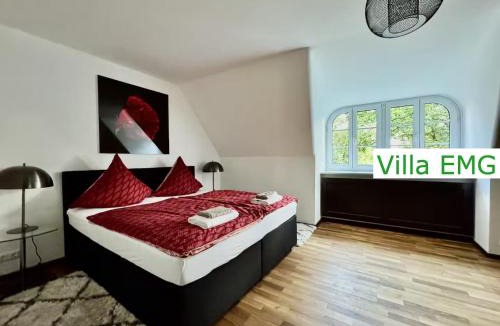 Moosburg Villa | Luxus Ferienhaus Villa EMG München in Moosburg mit Pool, SPA, Kamin, Wald, See für Familien Gruppen bis 24 Personen