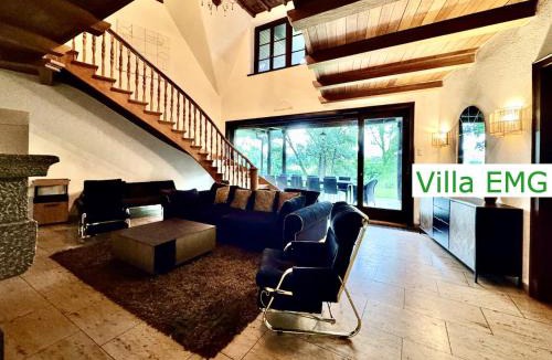 Moosburg Villa | Luxus Ferienhaus Villa EMG München in Moosburg mit Pool, SPA, Kamin, Wald, See für Familien Gruppen bis 24 Personen