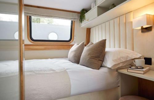 Wilhelmstadt House | Luxus Wohnschiff Madam President