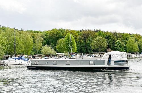Wilhelmstadt House | Luxus Wohnschiff Madam President