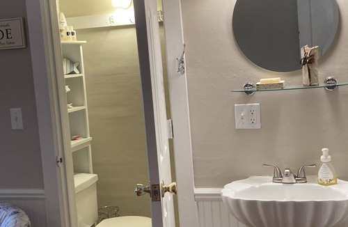 Lakeside Cottage | LVI Suite 15 - Studio Apartment in the Heart of Lakeside