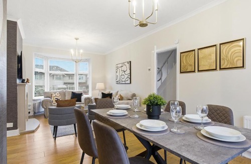 Bilston Apartment | LWB Van Parking WV14 4 Beds Equipped House -Sleeps 6 Willenhall Bilston M6 A454 Keyway Junction A463- Walsall-Bloxwich- I54 Business Park BY Samina - ARZ Stays - Regular Work & Long Stays Available