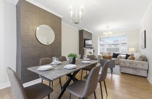 Bilston Apartment | LWB Van Parking WV14 4 Beds Equipped House -Sleeps 6 Willenhall Bilston M6 A454 Keyway Junction A463- Walsall-Bloxwich- I54 Business Park BY Samina - ARZ Stays - Regular Work & Long Stays Available