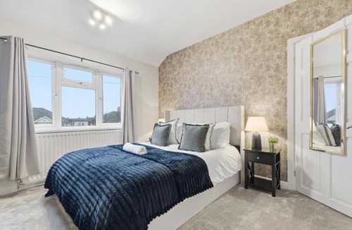Bilston Apartment | LWB Van Parking WV14 4 Beds Equipped House -Sleeps 6 Willenhall Bilston M6 A454 Keyway Junction A463- Walsall-Bloxwich- I54 Business Park BY Samina - ARZ Stays - Regular Work & Long Stays Available