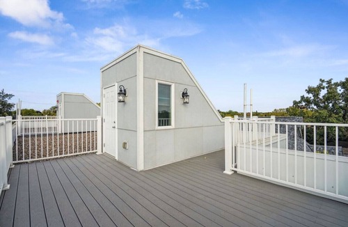 Lowry Hill East House | Lyndale Flat 4BR 5BA Apartment with Rooftop