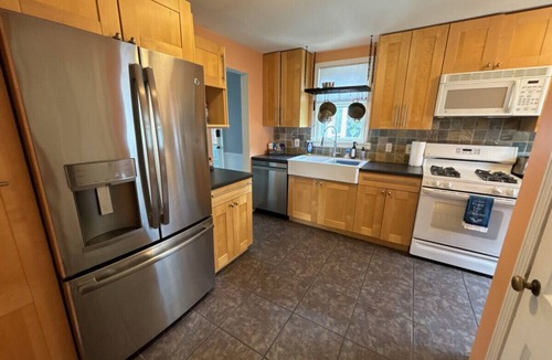 Lyndhurst House | Lyndhurst 3 BR 1 Bath Home for Monthly Rental w Smart TVs and wood flooring in quiet neighborhood
