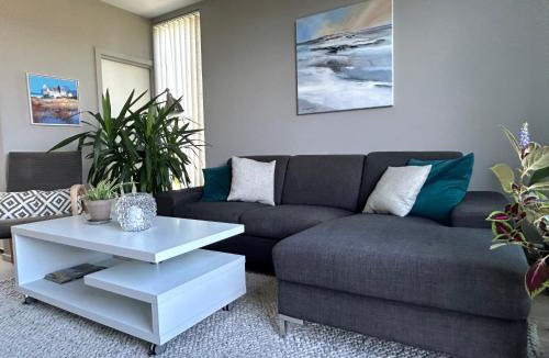 Fredrikstad Apartment | Lys leilighet med fine uteplasser - 2 soverom samt 2 soveplasser i åpent rom i andre etasje
